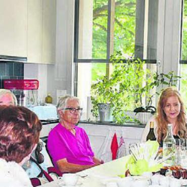 Der pflegende Held - Pflegen ein gutes Verhältnis: die Spitex Freiamt und ihr einziger «pflegender Angehöriger». Hier am Gemeinschaftstisch der Spitex am Tag der offenen Tür. Bild: Archiv
