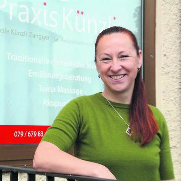Andere Sichtweise einbringen - Seit Januar hat Cécile Künzli ihre Praxis im Haus der Ortsbürger am Schulweg – nur einen Steinwurf entfernt vom Gemeindehaus. In diesem möchte sie ab kommendem Jahr als Mitglied des Gemeinderates öfters zu Gast sein. 
Bild: Chregi Hansen