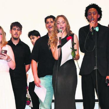 «Übernehmt Verantwortung» - Die Klasse Real 3f von Cyrille Meier verabschiedet sich mit einem Lied von der Schulzeit. Bild: Monica Rast