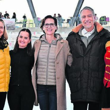 Zirkusnummern auf dem Eis - Ein letztes gemeinsames Trainerbild (v. l.): Ruth von Arx, Cheyenne Dubler, Laura Pascolin, Richard Furrer und Bettina Hüsser.