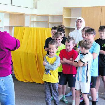 Der Zauber der Manege - Die starken Männer üben ihre Posen und den grimmigen Blick. Bilder: Chregi Hansen