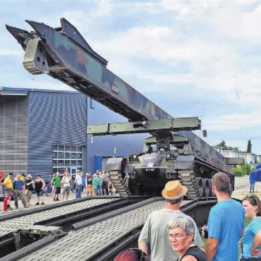 Faszinierende Zeitreise - Die Vorführungen des grossen Brückenpanzers stossen jedes Mal wieder auf grosses Interesse. Bilder: Chregi Hansen