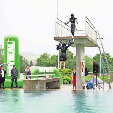 Wasser von allen Seiten - Das Duell zweier Ninjas vor dem Sprung ins Wasser war eine der zahlreichen Showeinlagen.