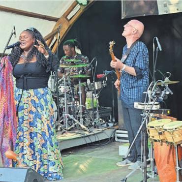 Urgesteine treffen auf Urgewalt - Claudia Masika mit Band, von links: Gitarrist René Reimann, Schlagzeuger Omar Diadji, Bassist Chris Pinter und Perkussionist Willi Hauenstein.