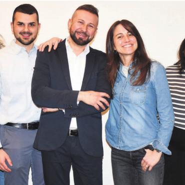 Festival der Kulturvielfalt - Das Organisationskomitee samt Kulturministerin freut sich auf Begegnung der Kulturen (v. l.): Muhamet Ilazi, Sonja Isler-Rüttimann (Gemeinderätin), Martin Sikovski, Sasha Stojmenovski, Daniela Colacino, Priy Sutnakaran, Raphael Kull. Es fehlen David Meier und Stefan Hafen. Bild: Daniel Marti