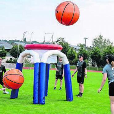 Ein genialer Team-Event - Eine Attraktion: «Big Bounce Basketball». Hier ist die AKB am Werk.