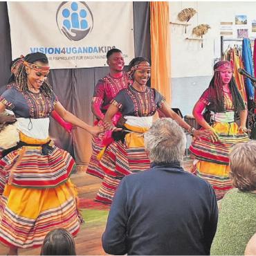 Stimmungsvoller Abend - Die farbenfrohen und schwungvollen Tanzauftritte der ugandischen Tanzgruppe begeistern die Zuschauer. Bild: zg