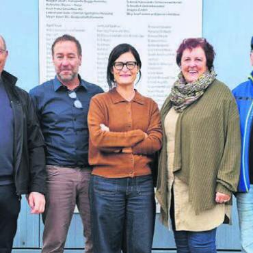 Pioniere der ersten Stunde treten ab - Den Generationenwechsel vollzogen (von links): Lars Helsing (neuer Hüttenwart), Oskar Koch (Vizepräsident), Jonas Wermelinger (Präsident der Genossenschaft), Sandra Wermelinger (Kassierin), Hildegard Hilfiker (Aktuarin), Hanspeter Meyer (abtretender Präsident) und Niklaus Meyer (abtretender Hüttenwart). 
Bild: zg