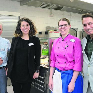 Gesund und ausgewogen essen - Sie sind stolz auf die Neuerung (von links): Projektleiter Rolf Muntwyler, die neue Leiterin Dienste Francine Maerten, die stellvertretende Küchenchefin Jennifer Russ und Geschäftsleiter Walter Cassina. Bild: Chregi Hansen