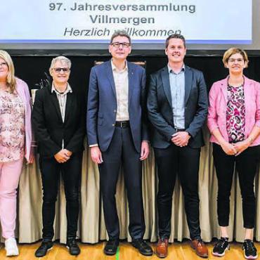 Wertvolle Arbeit leisten - Der Vorstand der Finanzfachleute Aargauer Gemeinden, in der Mitte mit Landstatthalter Dieter Egli und Präsident Daniel Baumgartner (Leiter Finanzen Villmergen). Bild: zg