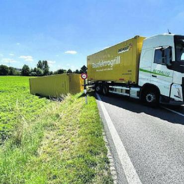 Gleich zweimal hats gekracht - Zu einem Selbstunfall kam es kurze Zeit später auf der Strasse Richtung Dintikon. Ein LKW-Fahrer kam ins Schlingern, worauf der Anhänger kippte.
