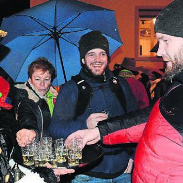 Auf stürmischer See - Die Piraten sind gar nicht so schrecklich – sie schenken sogar Wein aus.