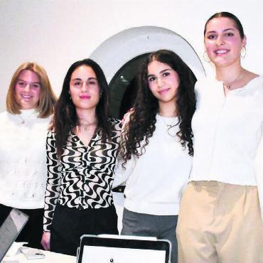 Keine Angst vor Diskussionen - Duftkerzen, die für Entspannung sorgen, gibt es beim Team von Maison Lumière (von links): Valeria Vogt (CPO), Sharon Döbeli (CFO), Isabelle Wiederkehr (CMO), Seyran Bakir (CEO), Jana Rey (CAO), Lisa-Delia Kuster (CTO). Bild: Archiv / jl