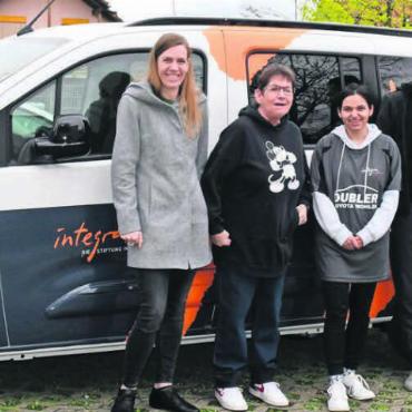 Mit einer Premiere grossen Wunsch erfüllt - Fahrzeug- und Trikot-Übergabe an die Bewohnerinnen und Bewohner der Integra an der Kapellstrasse (v. l.): Jacqueline Stierli, Leiterin Wohnen; Verena Schwarz, Shejnaze Limoni, Markus Dubler, Andreas Dubler (beide Garage Dubler), Alain Brugger und Oliver Brülhart. Bild: dm