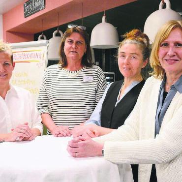 Fataler Griff zum Trostspender - Sie alle sind in ihrer Arbeit mit der Thematik von Sucht im Alter konfrontiert und wussten viel Spannendes zu berichten (von links): Karin Lachenmeier, Leiterin Spitex, Maren Solari, Obere Mühle Villmergen, Petra Brand, Suchtberatung in Wohlen, und Christina Meyer, Dozentin Hochschule Luzern. Bild: Chregi Hansen