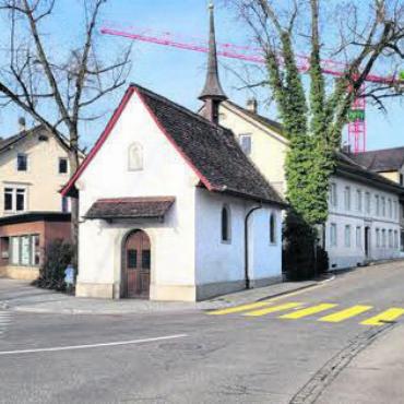 Viel Potenzial im Zentrum - Das Ensemble rund um die Kapelle ist für den Verein ein Beispiel eines historischen Erbes, das Wohlen unbedingt erhalten soll. Bild: chh