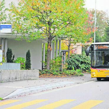 Verzug – aber Priorität festgelegt - Die Bushaltestelle Altersheim Bifang entspricht dem Behindertengleichstellungsgesetz: Im Zuständigkeitsbereich der Gemeinde Wohlen sind erst vier Bushaltestellen mit sechs Haltekanten vorschriftsgemäss ausgebaut. Bild: Monica Rast