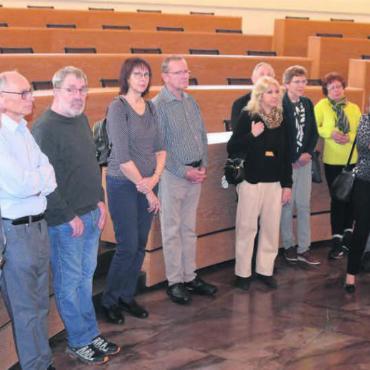 Auf jeden Gast ein Freiämter Grossrat - Am «Aktiv»-Anlass der Freiämter Regionalzeitungen führte Karin Brenner (rechts) die Leserinnen und Leser unter anderem in den Grossratssaal. Bilder: Thomas Stöckli