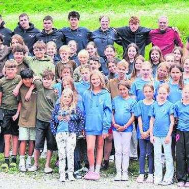 Flucht aus Custodia - Aufstellen zum Gruppenbild: Jungwacht und Blauring erleben spannende Tage im Bündnerland. Bild: zg