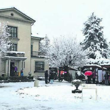 Den Wintereinbruch gespürt - Als der grosse Schnee kam, hatte es vorübergehend etwas weniger Besucher am Adventsmarkt. Dafür war die Stimmung winterlich schön. Bild: Walter Minder
