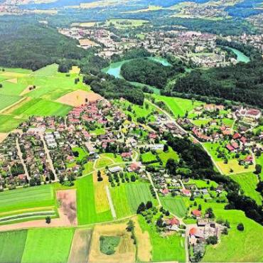 Ein Teil Bremgartens - Wenn auch durch Wald und Reussschlaufe getrennt, sind sich Hermetschwil-Staffeln (im Vordergrund) und Bremgarten (dahinter) geografisch sehr nah – und gehören seit nunmehr 10 Jahren zusammen. Bild: zg