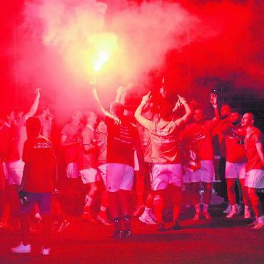 Mitten in der Aufstiegsfamilie - Die FCB-Party beginnt. Mit einem 3:0-Sieg in Zurzach ist der Aufstieg Tatsache. Bild: Archiv/jl