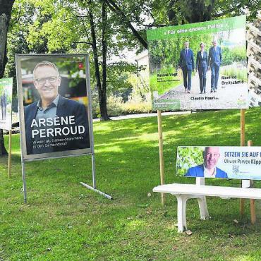 «Wohlen ist privilegiert» - Nun gibt es auch einen Wahlkampf um das Amt des Vizeammanns. Der Kandidat der Grünliberalen Olivier Parvex ist sehr präsent. Er spricht die Wählerschaft mit einer Sitzbank direkt und originell an. Bilder: dm/pd
