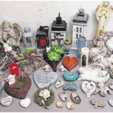 Grabschmuck entwendet - Null Respekt: Auf dem Friedhof in Villmergen sind in den letzten Tagen viele Gegenstände verschwunden. Sie können jetzt abgeholt werden. Bild: gk