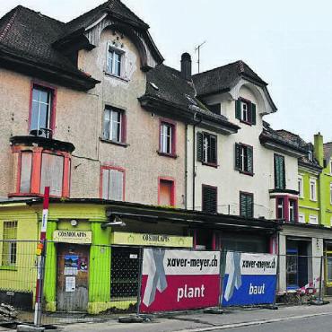Baustart an der Bahnhofstrasse - Die drei Häuser an der Bahnhofstrasse stehen kurz vor dem Abriss. 
Bild: mo