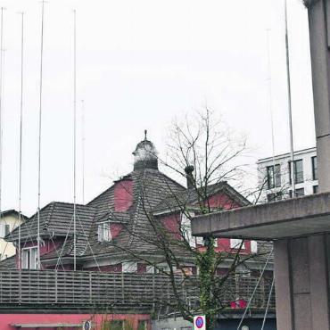 Grossprojekte nicht baureif - Die Monsterüberbauung an der Zentralstrasse umfasst die Fläche vom ehemaligen Eisenwarenladen Burri (Bild) bis zum Restaurant Central. Nur schon für das Baugesuch fehlen wichtige Unterlagen.
