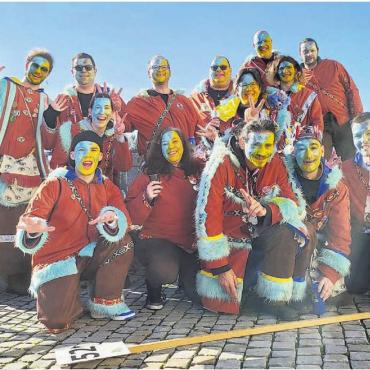 Zum Jubiläum ein neues Outfit - Eine grosse Familie geworden – bei den Nordfägern ist der Zusammenhalt gross. Und mindestens so wichtig wie das Outfit und die Musik. Bild: zg