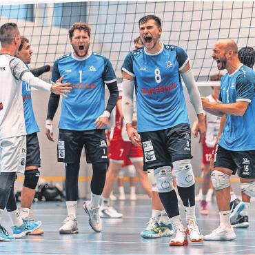 «Lunki»-Teams in Topform - Es gibt aktuell viel zu jubeln beim TV Lunkhofen. Hier feiern die Männer ihren wichtigen Auswärtssieg in Aarau. Bild: zg