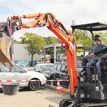 «In ein Wespennest gestochen» - Bei Diego Märki, Berufsbildner Garten, darf man sich in den Bagger setzten und ihn bewegen. Bilder: Monica Rast