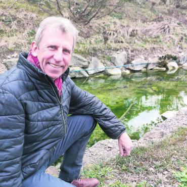 Unkonventionelle Erfolgsgeschichte - Dank betriebseigener Quelle und tierfreundlicher Haltung fanden die Fische in Thomas Rüppels Fischzucht stets optimale Bedingungen zum Gedeihen vor. Bild: Marco Huwyler