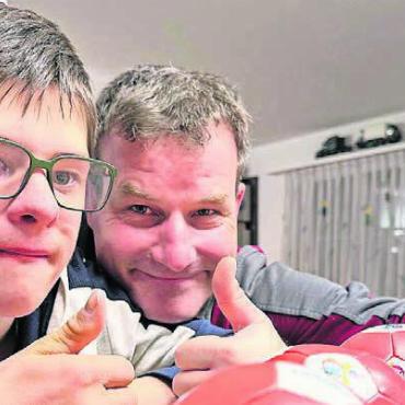 Für ihn gibt es keine Grenzen - Den grossen Wunsch seines Sohnes Silvan hat er umgesetzt: Dank Stephan Jaeggi können nun auch Menschen mit Beeinträchtigung Handball spielen. Bild: Archiv/spr