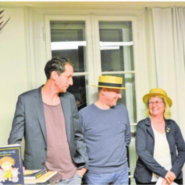 Kinderbuchfigur wird geadelt - «Chnorrlimorrli» mit seinen Erschaffern und den Laudatoren. Von links: Stefan Sprenger, Martin Laubacher, Claudia Nick und Esther Sorg. Bild: tst