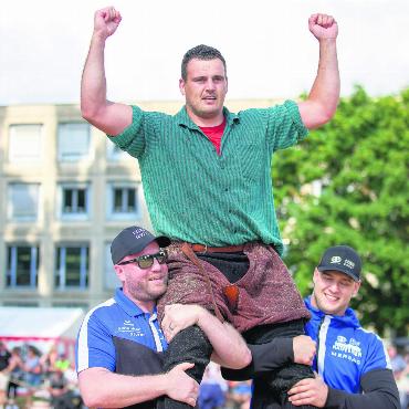Die nächste Stufe erklommen - Der erste Sieg am einem Teilverbandsschwingfest ist Tatsache. Joel Strebel gewinnt die Fête Romande. Bild: David Waser