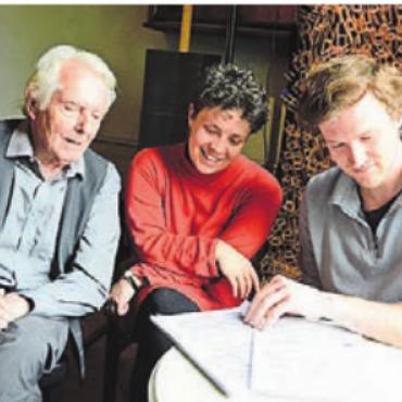 Vor dem grossen Auftritt - Wener Bodinek (links), Julia Frischknecht und Jonas Arnet.   Bild: chh