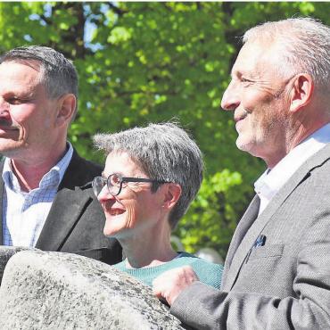 «Darauf lässt sich gut auf bauen» - Guter Abschluss und trotzdem mit kritischem Blick in die Zukunft (v. l.): Gemeindeammann Roland Vogt, Finanzministerin Claudia Hauri und Steueramtsvorsteher Thomas Laube. Bild: Daniel Marti