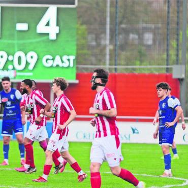 Am Ende auseinandergefallen - Eine Demütigung zu Hause. Die Dietiker bejubeln das 1:4, während die Wohler in Schockstarre sind. Bild: Stefan Sprenger