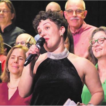 Musikalische Farbkombinationen - Julia Frischknecht führt erfrischend und unterhaltsam durch das Programm.