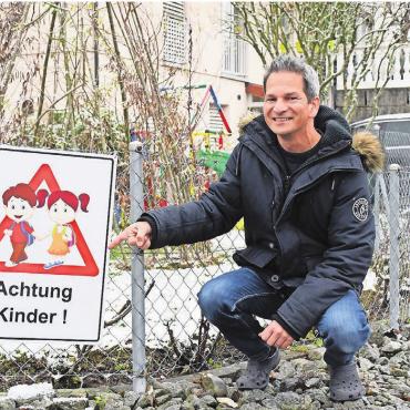 «Muss zuerst etwas passieren ?» - «Achtung Kinder»: Weil auf der Kesselackerstrasse und auf dem Schulweg Tempo 30 oft nicht eingehalten wird, hat Sam Hasan auf seinem Grund und Boden nun eine Warntafel errichtet. Bild: Daniel Marti