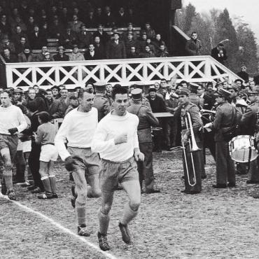 Geschenk und feine Angriffe - Eines der ganz grossen Highlights auf der Paul-Walser-Stiftung. Der FC Wohlen empfing am 23. Dezember 1961 die Young Boys Bern zum Cupspiel, das 0:1 verloren ging. Bild: Einmarsch des FCW mit Captain René Hänggi. Bilder: Archiv