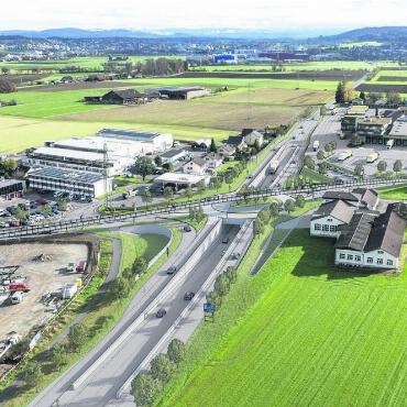 Grossprojekt geplant - So soll sich der neue Knoten dereinst präsentieren (Blick Richtung Villmergen und Wohlen): Der Hauptteil des Verkehrs nimmt die Unterführung, Fussgänger und Velofahrer die Passerelle, der Kreisel selbst sorgt für den Anschluss von Dintikon und Dottikon. Bild: Chregi Hansen / Visualisierungen: Kanton Aargau