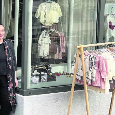 Bremgarter Baby-Mode - Am Bogen der Bremgarter Altstadt betreibt Modedesignerin Laura Inderbitzin ab sofort ihren eigenen Baby- und Kleinkinderkleiderladen. Dort angeboten werden «die Lieblingsstücke aus der Nähstube» – denn gleichenorts befindet sich auch ihr Nähatelier. Bild: zg