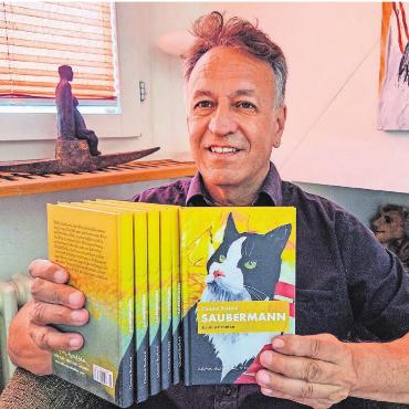 «Berührt vom Stolz der Metzger» - Christof Burkard zeigt sein neustes Werk: den Krimi «Saubermann». Bild: Edition Maulhelden