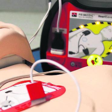 Rund 1200 mal im Einsatz - Die First Responder wenden einfache medizinische Erstmassnahmen an, zum Beispiel durch den Einsatz eines automatischen externen Defibrillators (AED). Bild: pixelio.de