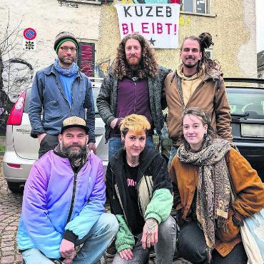 «Wir sind optimistisch» - Die Leute vom Kuzeb informierten am Samstag gemeinsam. Ihr Ziel: Das älteste autonome Kulturzentrum der Schweiz muss erhalten bleiben. Bilder: Marco Huwyler / zg