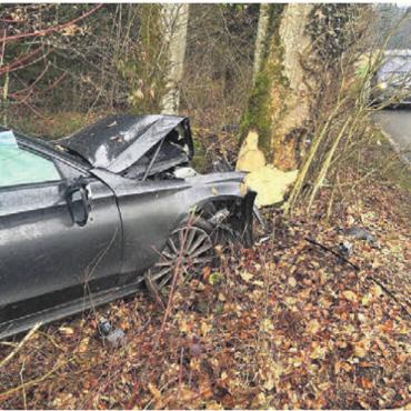 Gegen Baum geprallt - Die Unfallursache ist unklar und wird weiter abgeklärt. Bild: pz