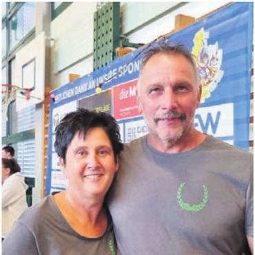 Auf Tuchfühlung mit ihrem Helden - Stolz: Christine und Kurt Strebel.